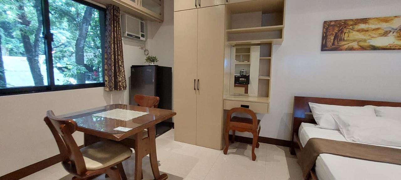 Le Chateau Residences Bacolod Esterno foto