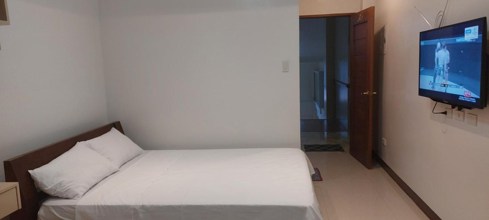 Le Chateau Residences Bacolod Esterno foto